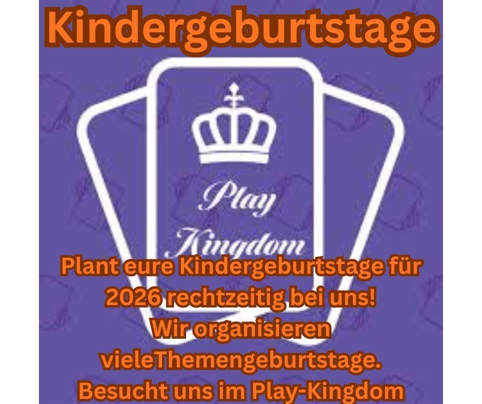 Ein Plakat, das einen Veranstaltungsort für Geburtstagsfeiern bewirbt. Es steht geschrieben: 'Planen Sie Ihre Geburtstagsfeiern für 2026 bei uns! Wir organisieren viele thematische Geburtstagsfeiern. Besuchen Sie uns im Play-Kingdom.' Ein Kronensymbol und die Worte 'Play Kingdom' sind ebenfalls sichtbar.