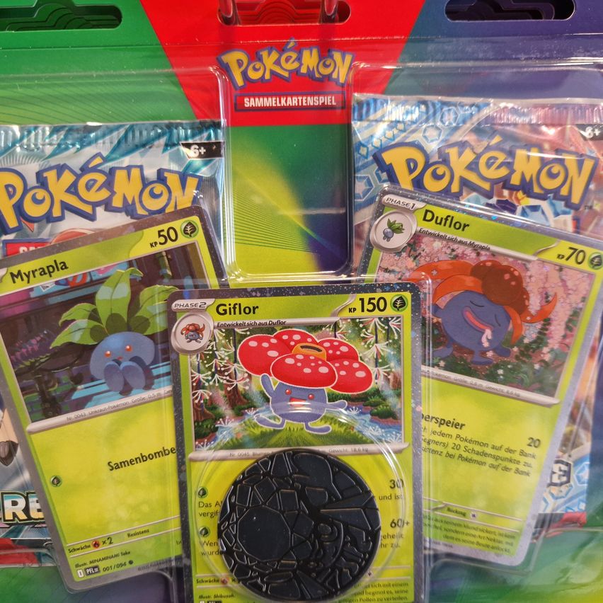 Eine Sammlung von Pokemon-Sammelkarten und Sammlerstücken, einschließlich einer Karte von Giflore und einer Münze, auf einem farbenfrohen Hintergrund dargestellt.