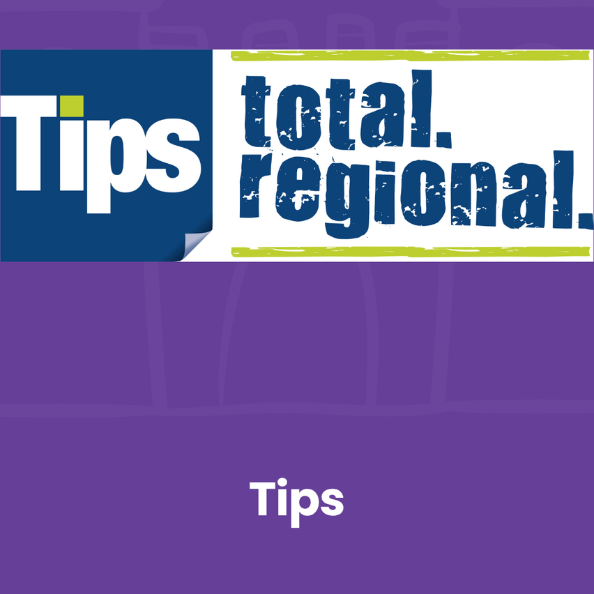 Ein Werbebanner mit 'Tips' in Weiß auf blauem Hintergrund und 'total. regional.' in Blau auf weißem Hintergrund.