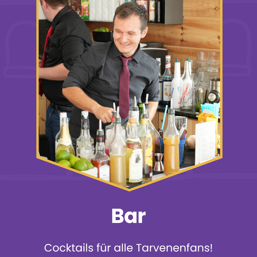 Ein Barkeeper lächelt und bereitet Cocktails an einer Bartheke mit verschiedenen Flaschen und Gläsern zu.