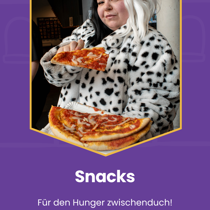 Eine Frau in einem Leopardenfellmantel hält eine Scheibe Pizza in einer Hand und einen Stapel Pizzen auf einem Teller in der anderen.