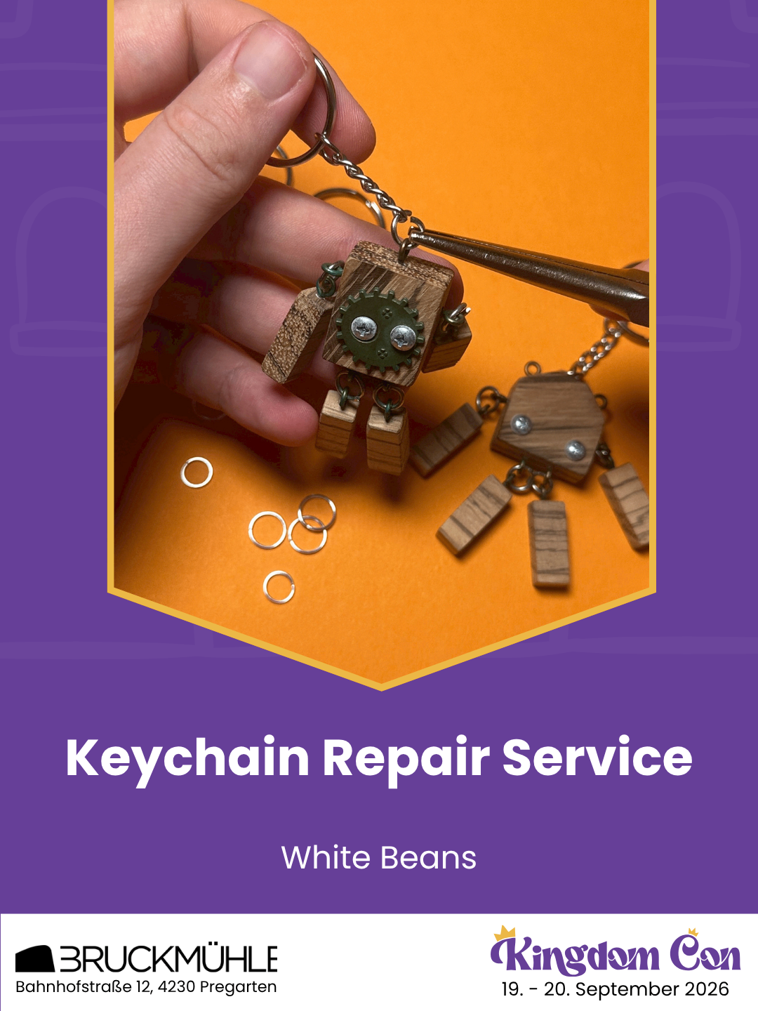 Eine Hand repariert einen hölzernen Roboter-Schlüsselanhänger mit Zahnrädern und Metallringen auf orangem Hintergrund. Der Text lautet 'Schlüsselanhänger-Reparaturservice'.