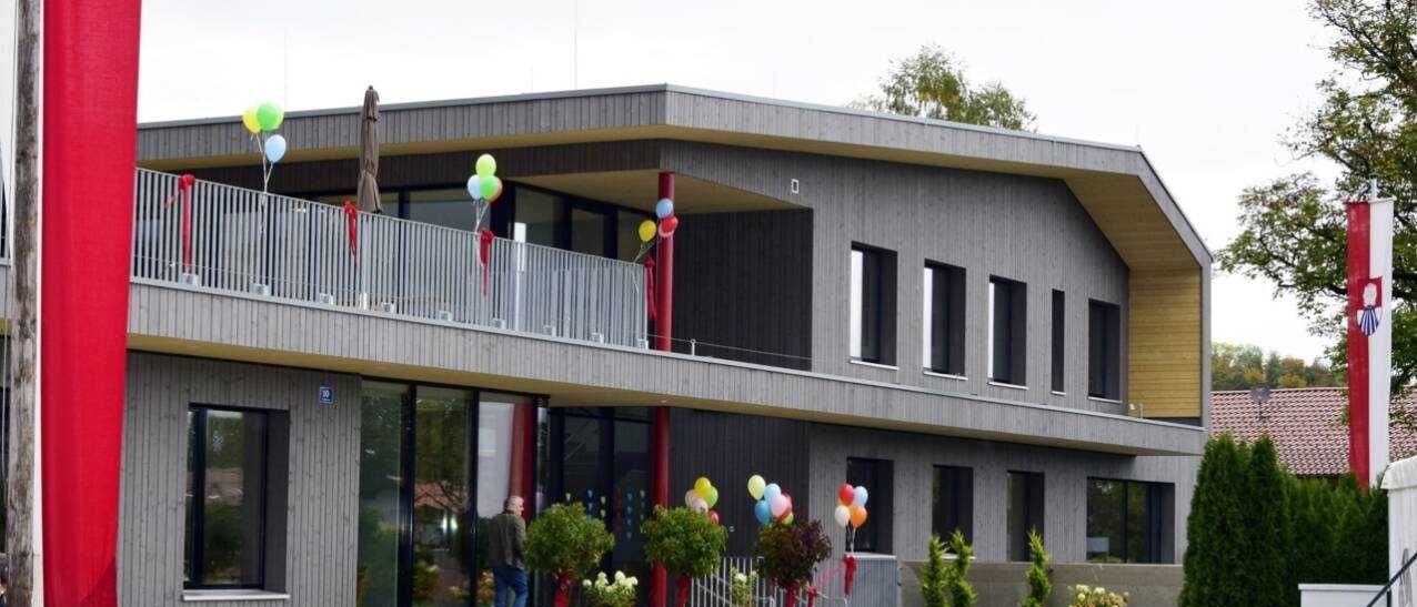 Bild enthält, Building, Housing, Villa, City, Office Building, Hotel, School, Person, Interior Design, Urban