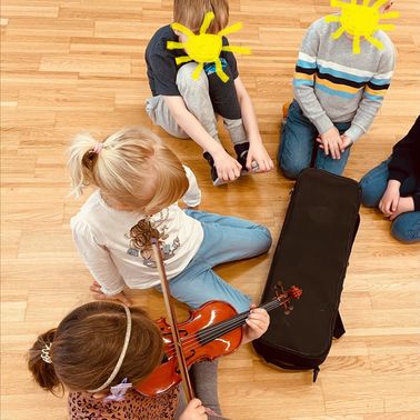 Bild enthält, Child, Female, Girl, Person, Boy, Male, Musical Instrument, Violin, Baby