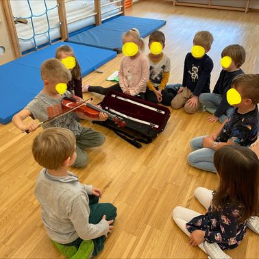 Bild enthält, Child, Female, Girl, Person, Boy, Male, Kindergarten, Musical Instrument, Floor
