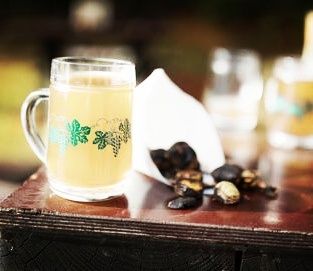 Bild enthält, Furniture, Table, Cup, Tabletop, Food, Meal, Dish, Beverage, Milk, Tea