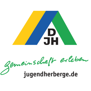 Logo für DJH mit einem dreieckigen Design, das die Buchstaben DJH enthält. Unten steht der Text 'gemeinschaft erleben' in Grün, gefolgt von der Website 'jugendherberge.de'.