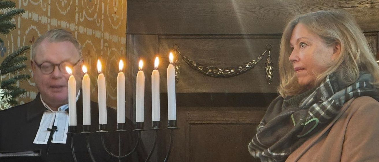 Bild enthält, People, Person, Adult, Female, Woman, Festival, Hanukkah Menorah, Candle