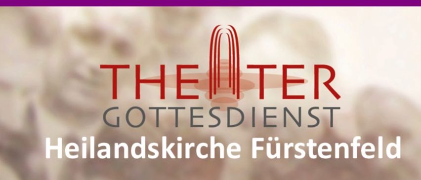 Ein Poster mit lila Hintergrund, das den Text 'Evangelische Pfarrgemeinde 280 Furstenfeld, Schillerstr. 1' und ein Logo von 'Theater Gottesdienst' zeigt. Das Poster enthält auch den Satz 'Fürstenlandkirche Fursten'. Das Bild ist leicht verschwommen.