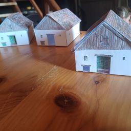 Bild enthält, Wood, Hardwood, Plywood, Floor, Flooring, Indoors, Interior Design, Person, Box, Face