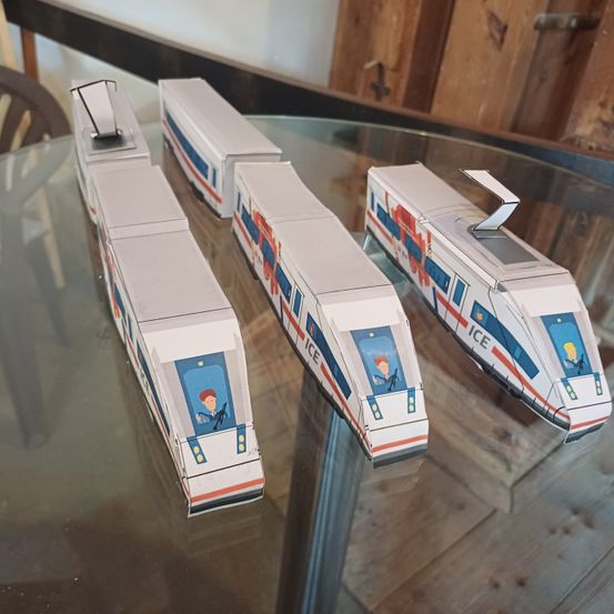 Bild enthält, Wood, Furniture, Table, Tabletop, Railway, Train, Transportation, Vehicle, Chair, Person