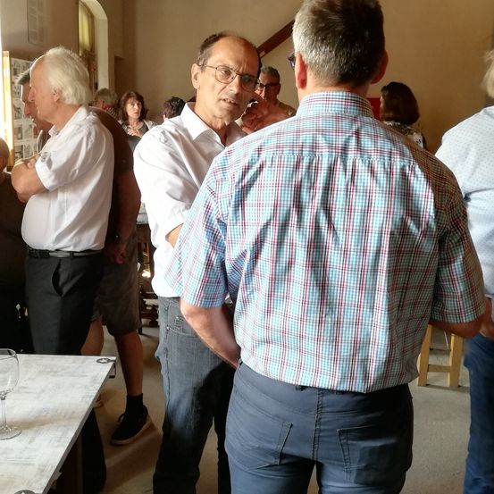 Bild enthält, Plywood, Shirt, Wood, Pants, Jeans, Adult, Male, Man, Person, Face