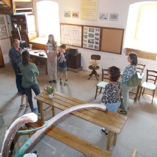 Bild enthält, Plywood, Wood, Floor, Flooring, Person, Chair, Hardwood, Building, School, Shoe