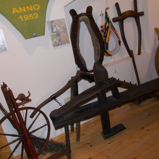 Bild enthält, Plywood, Wood, Machine, Wheel, Spoke, Person, Hardwood, Chair, Furniture, Face