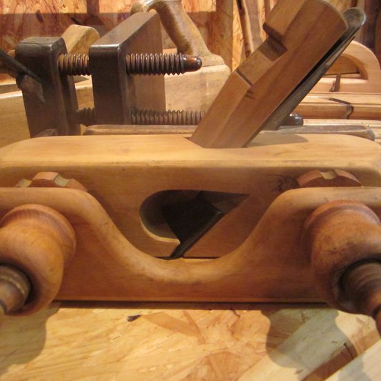 Bild enthält, Wood, Machine, Device, Screw, Tool, Vise, Person, Plywood, Hardwood