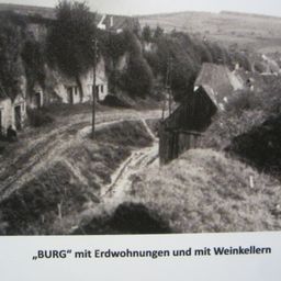 Bild enthält, Monastery, Field, Grassland, Nature, Outdoors, Countryside, Hut, Bunker, Shelter, Housing