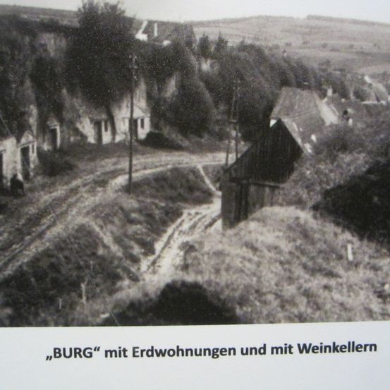 Bild enthält, Monastery, Field, Grassland, Nature, Outdoors, Countryside, Hut, Bunker, Shelter, Housing