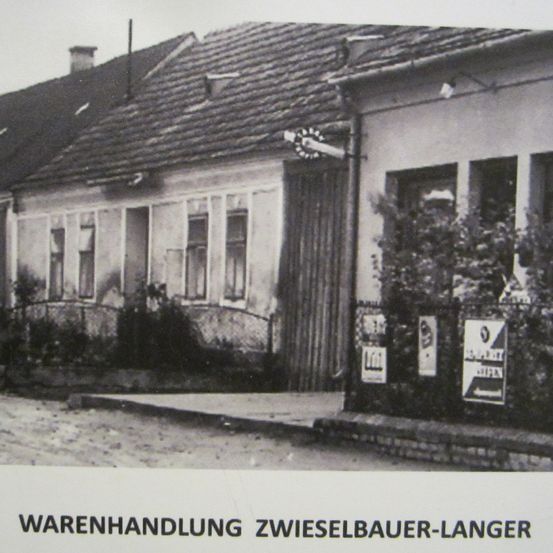 Bild enthält, Building, Monastery, City, Street, Urban, Brick, Outdoors, Housing, Nature, Neighborhood