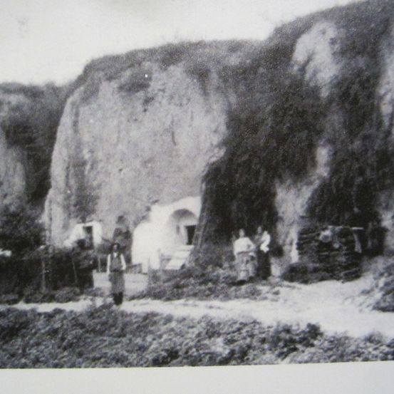 Bild enthält, Building, Bunker, Person, Outdoors, Nature, Art, Painting, Snow, Elephant, Wildlife