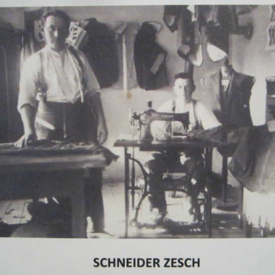 Bild enthält, Adult, Male, Man, Person, Sewing, Table, Face, Head, Machine, Indoors