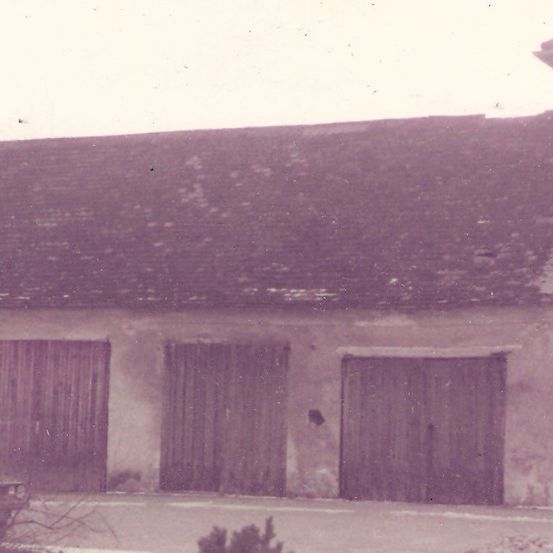 Bild enthält, Monastery, Nature, Outdoors, Countryside, Hut, Rural, Car, Housing, Door, Indoors