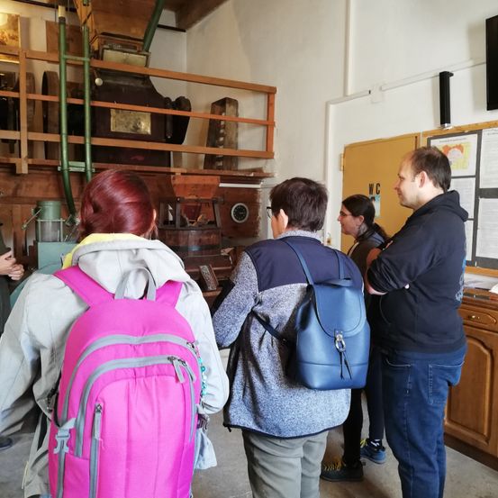 Bild enthält, Plywood, Wood, Pants, Bag, Shelf, Adult, Male, Man, Person, Woman