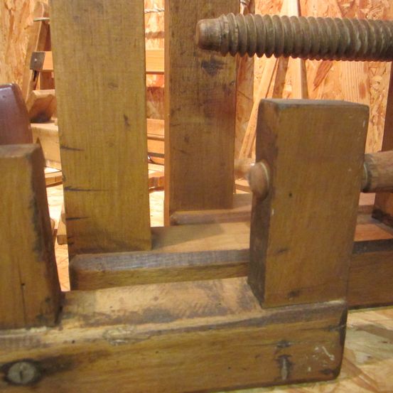 Bild enthält, Wood, Plywood, Machine, Screw, Lumber, Device