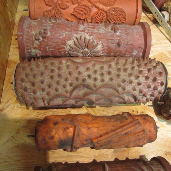 Bild enthält, Wood, Emblem, Symbol, Bread, Food, Archaeology, Art, Handicraft