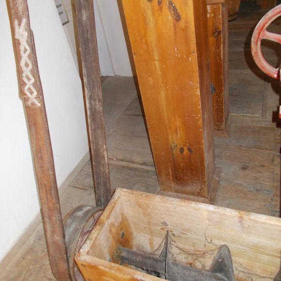 Bild enthält, Wood, Plywood, Machine, Wheel, Furniture, Bed