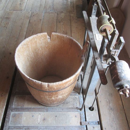 Bild enthält, Plywood, Wood, Sink, Sink Faucet