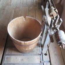 Bild enthält, Plywood, Wood, Sink, Sink Faucet