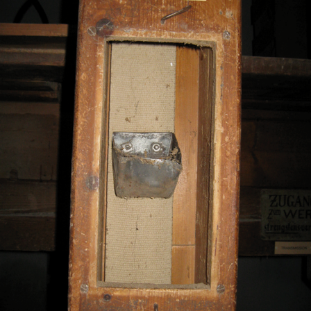 Bild enthält, Door, Cabinet, Furniture, Safe