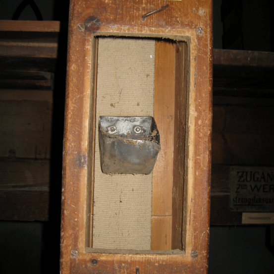 Bild enthält, Door, Cabinet, Furniture, Safe