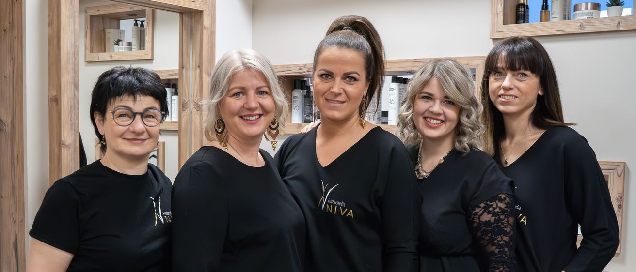 Bild enthält, Groupshot, Person, Adult, Female, Woman, Face, Head, Glasses, Smile, Jeans