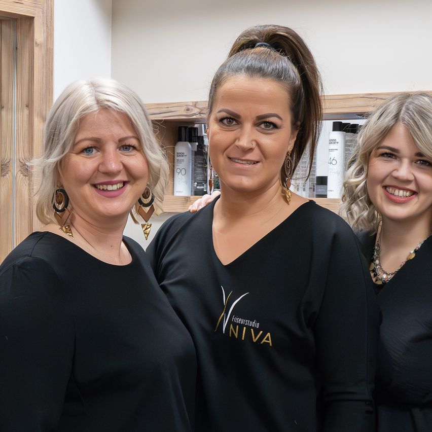 Bild enthält, Groupshot, Person, Adult, Female, Woman, Face, Head, Glasses, Smile, Jeans