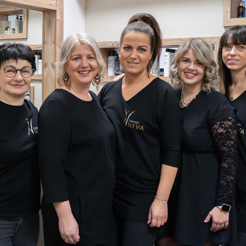 Bild enthält, Groupshot, Person, Adult, Female, Woman, Face, Head, Glasses, Smile, Jeans