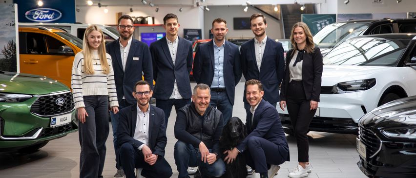 Bild enthält, Groupshot, Person, People, Adult, Male, Man, Female, Woman, Car, Shoe