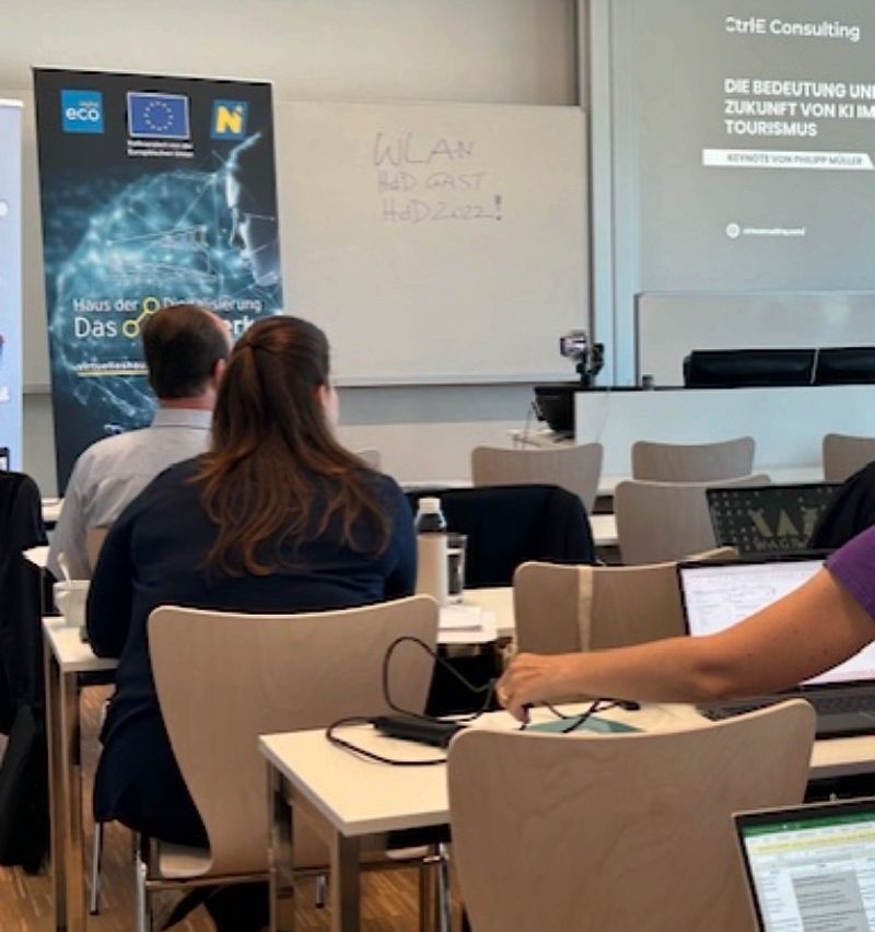 Bild enthält, Adult, Female, Person, Woman, Furniture, Table, Desk, Male, Man, Chair