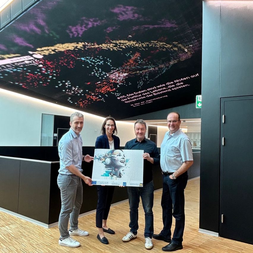 Bild enthält, Groupshot, Person, Adult, Male, Man, Female, Woman, Shoe, Jeans, Advertisement