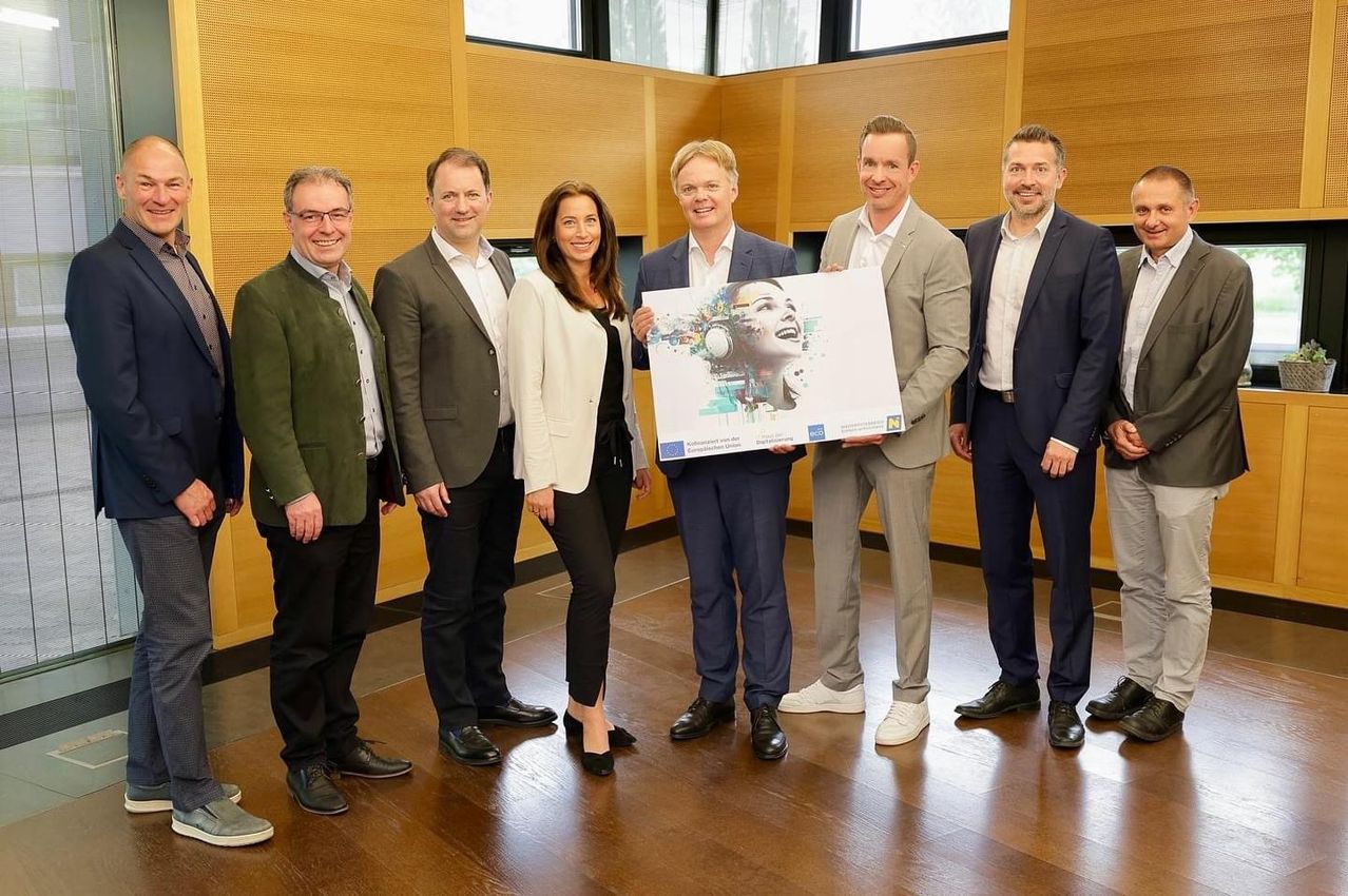 Bild enthält, Groupshot, Person, Coat, Adult, Male, Man, Jacket, Suit, Blazer, Woman