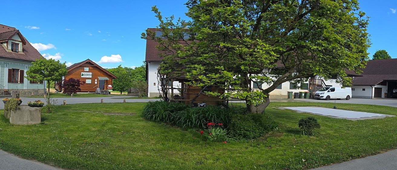 Bild enthält, Road, Desk, Outdoors, City, Housing, Suburb, Neighborhood, Scenery, House, Tarmac