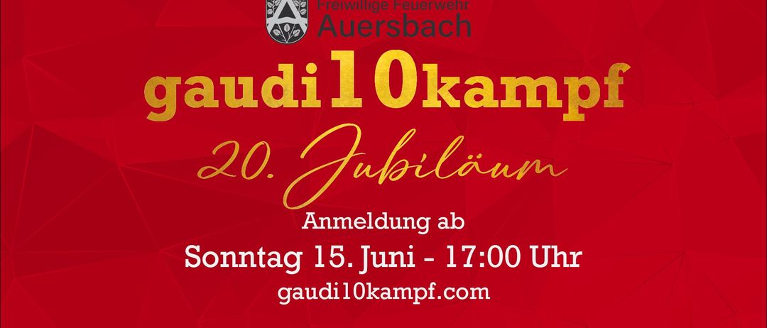Ein rotes Plakat für einen 10-km-Lauf der Freiwilligen Feuerwehr Auersbach. Die Veranstaltung mit dem Titel 'Gaudi 10k' feiert ihr 20-jähriges Jubiläum. Die Anmeldung beginnt am Sonntag, 15. Juni um 17:00 Uhr. Besuchen Sie gaudi10kampf.com für weitere Informationen.
