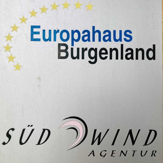 Bild enthält, Book, Publication, Symbol, Text, Sign, Advertisement