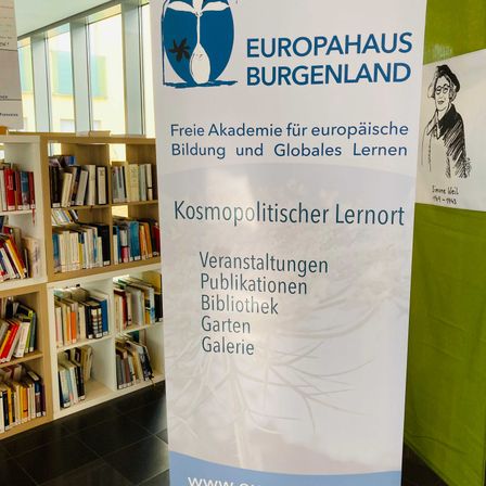 Bild enthält, Advertisement, Poster, Furniture, Business Card, Paper, Text