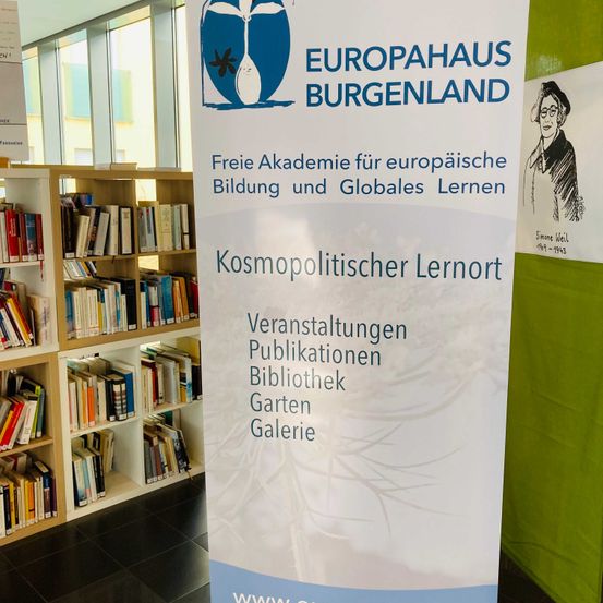 Bild enthält, Advertisement, Poster, Furniture, Business Card, Paper, Text