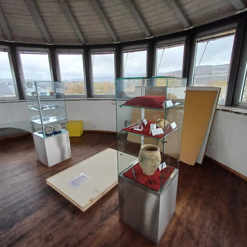 Bild enthält, Indoors, Museum, Floor, Flooring