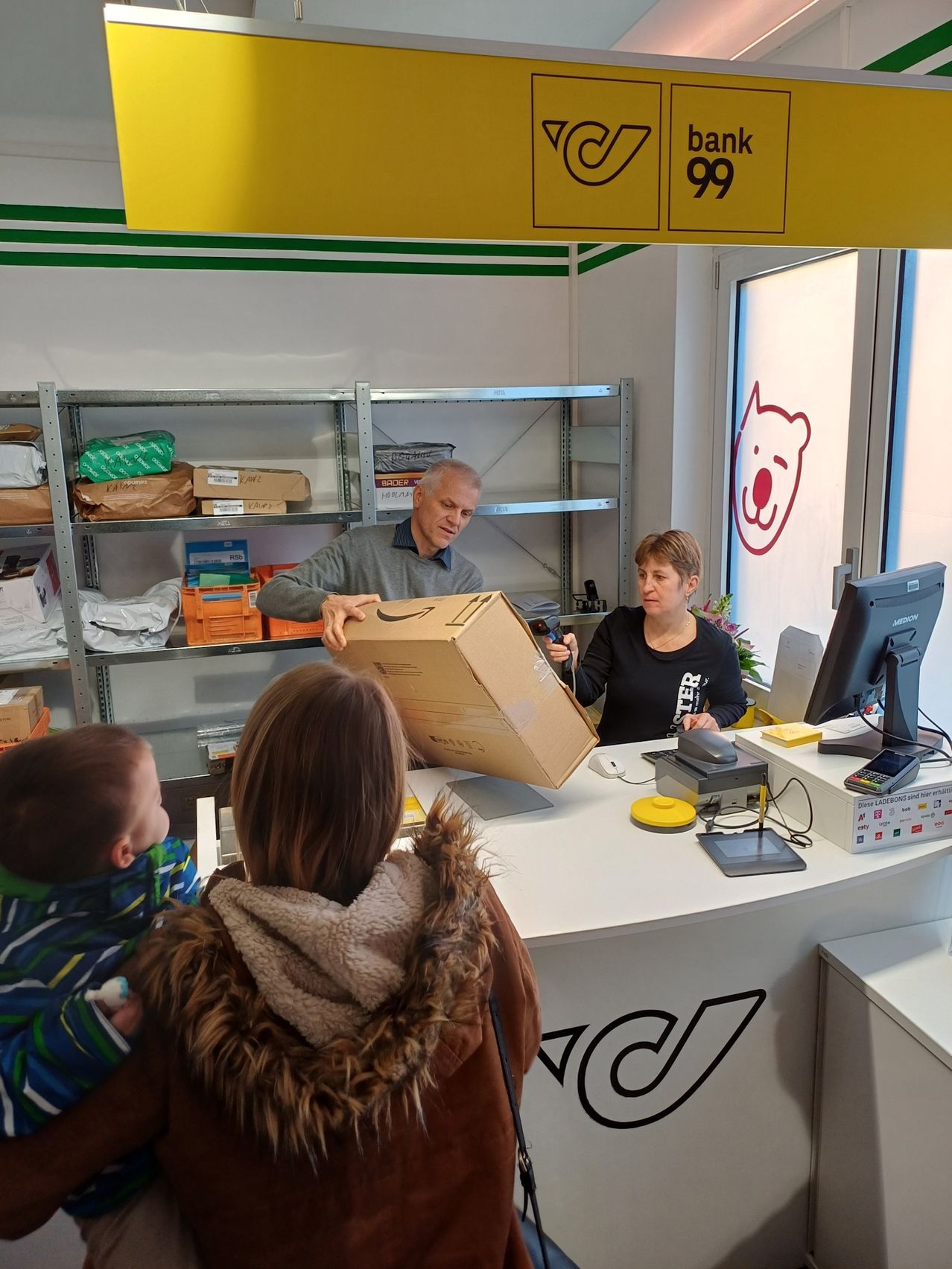 Bild enthält, Table, Desk, Adult, Female, Person, Woman, Boy, Male, Teen, Man