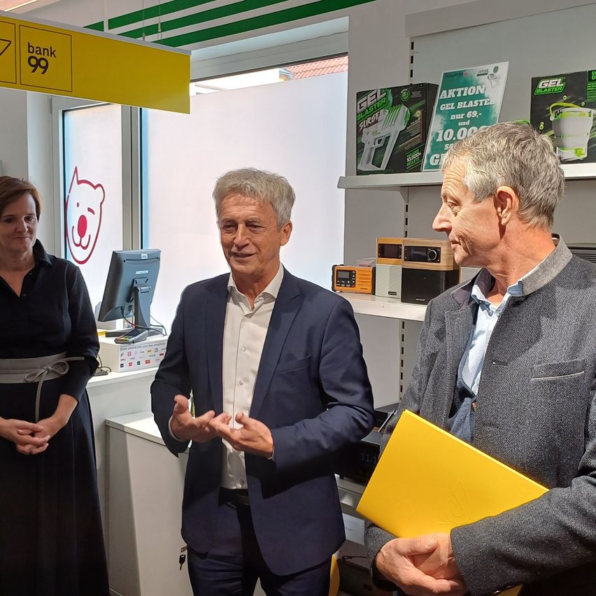 Bild enthält, Adult, Female, Person, Woman, Male, Man, People, Face, Head, Poster