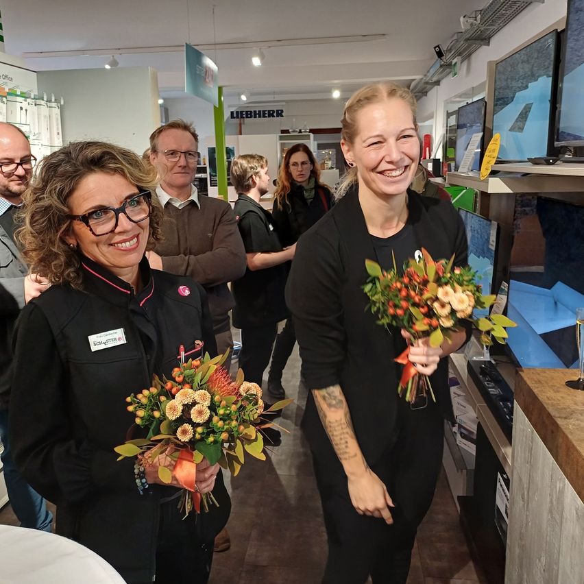 Bild enthält, Flower, Flower Arrangement, Flower Bouquet, Adult, Female, Person, Woman, Male, Man, Rose