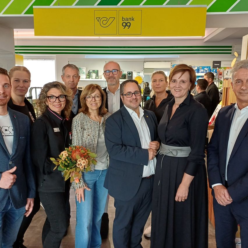 Bild enthält, Flower Arrangement, Flower Bouquet, Coat, Groupshot, Person, Jacket, Adult, Female, Woman, Blazer